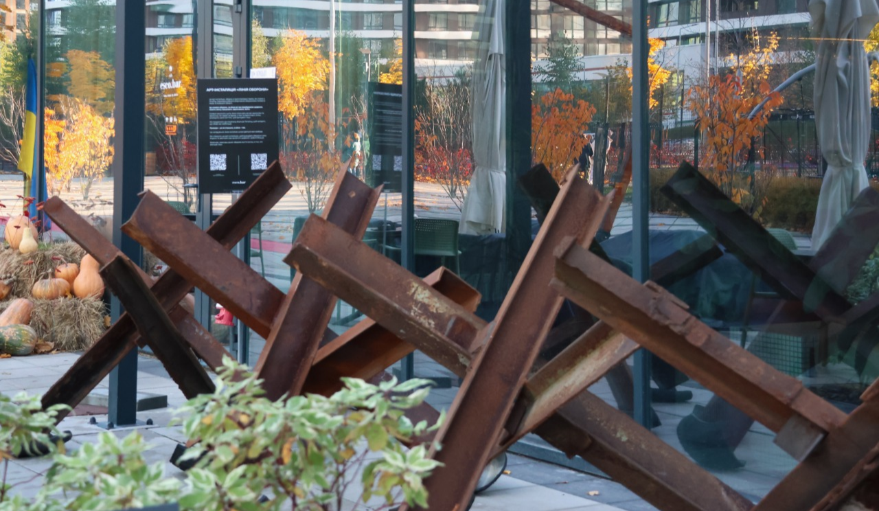 Замість гарбузових ліхтарів — протитанкові їжаки: благодійна арт-інсталяція у Києві