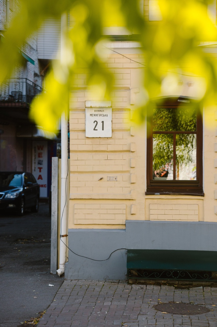 Фото: проєкт "Шукай!" На Подолі у Києві з'явилася нова мініскульптура проєкту "Шукай!": фото