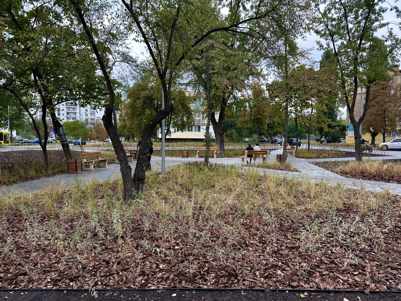 Як виглядає новий мінісквер на вулиці Мілютенка у Деснянському районі Києва: відео