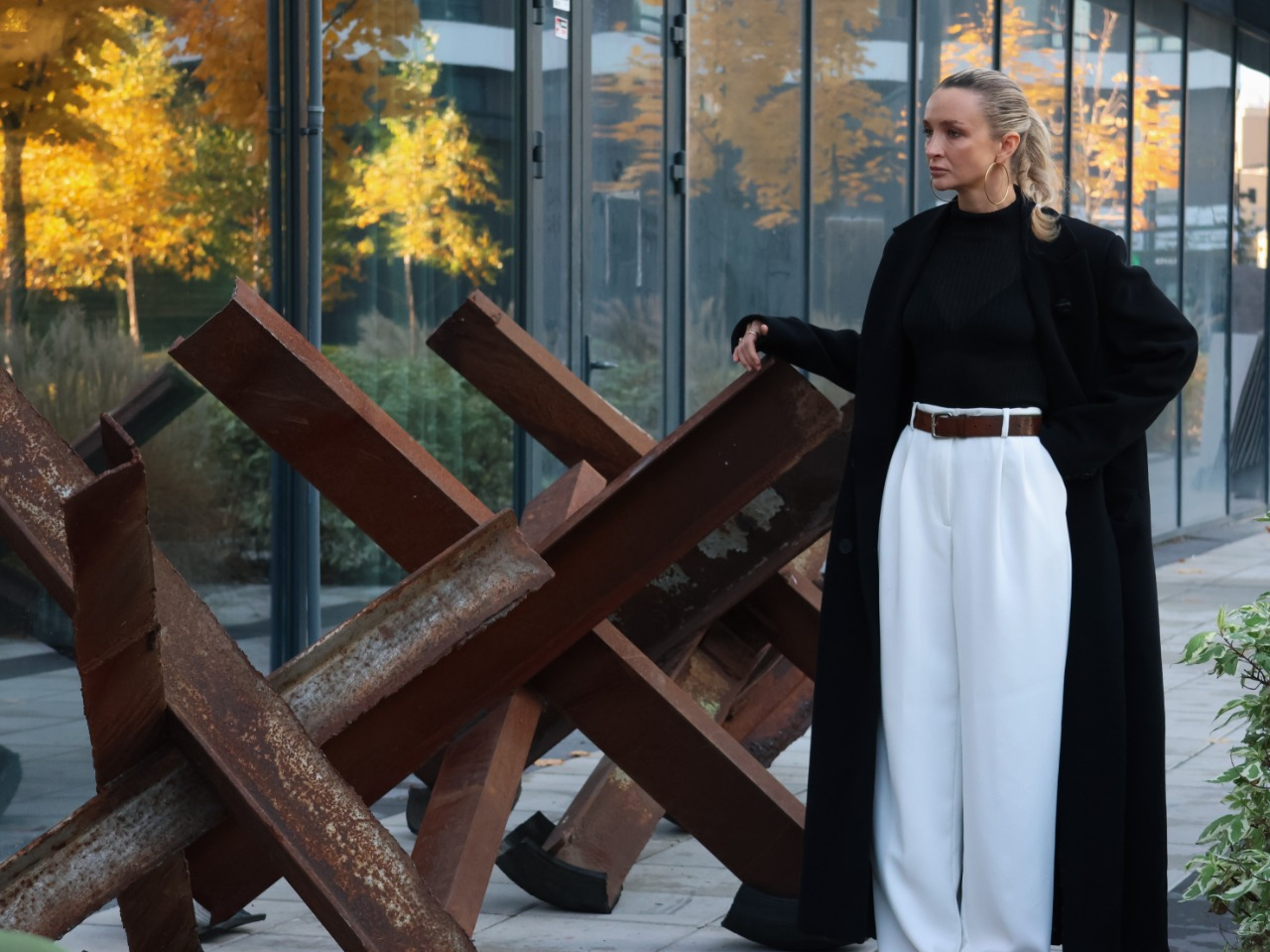 Замість гарбузових ліхтарів — протитанкові їжаки: благодійна арт-інсталяція у Києві