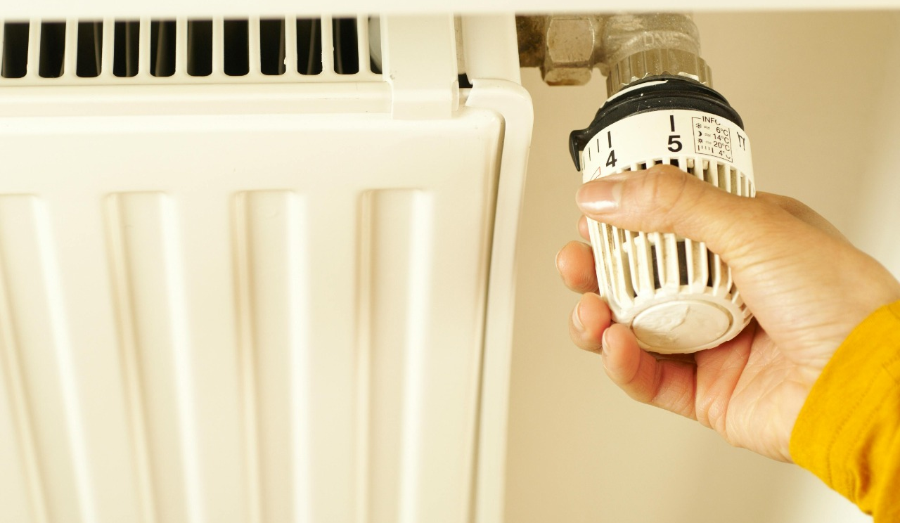 Опалювальний сезон у Києві: більше половини житлових будинків вже з теплом