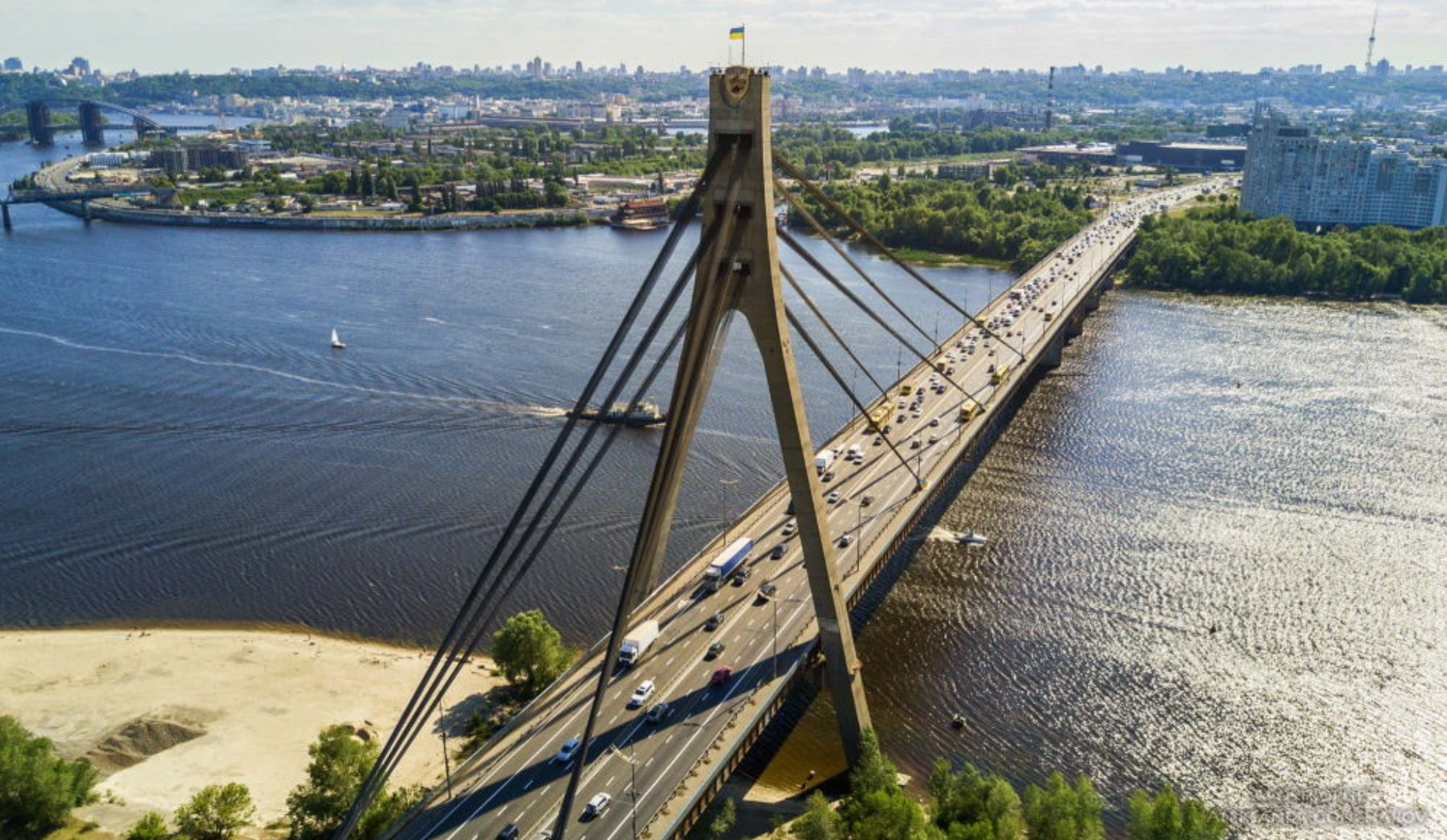 На Північному мосту перекрили рух: ворожий дрон пошкодив дорожнє полотно та контактну мережу