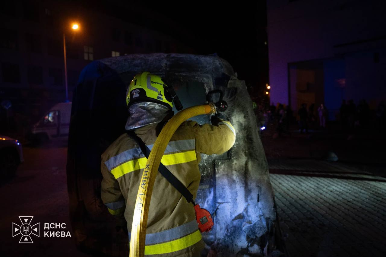 Фото: ДСНС Києва Пошкоджені автівки і дах навчального закладу: наслідки атак рф по Києву