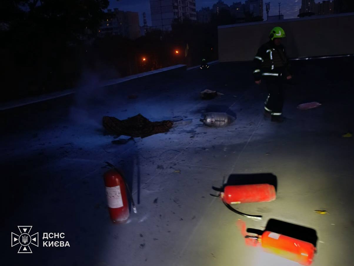 Фото: ДСНС Києва Пошкоджені автівки і дах навчального закладу: наслідки атак рф по Києву