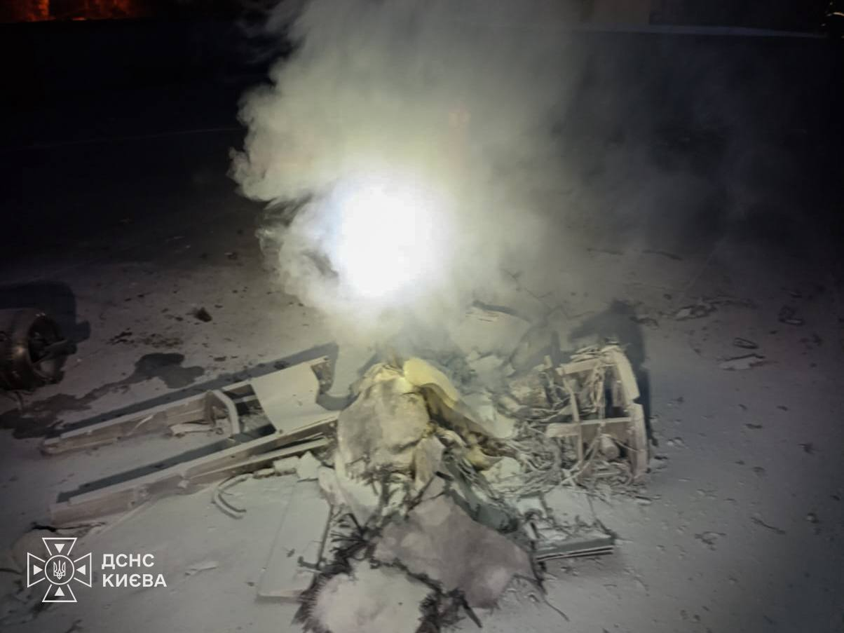 Фото: ДСНС Києва Пошкоджені автівки і дах навчального закладу: наслідки атак рф по Києву