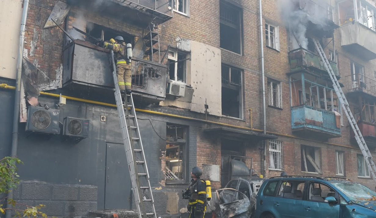 Пошкоджені житлові будинки та 8 постраждалих: росіяни знову обстріляли Київ