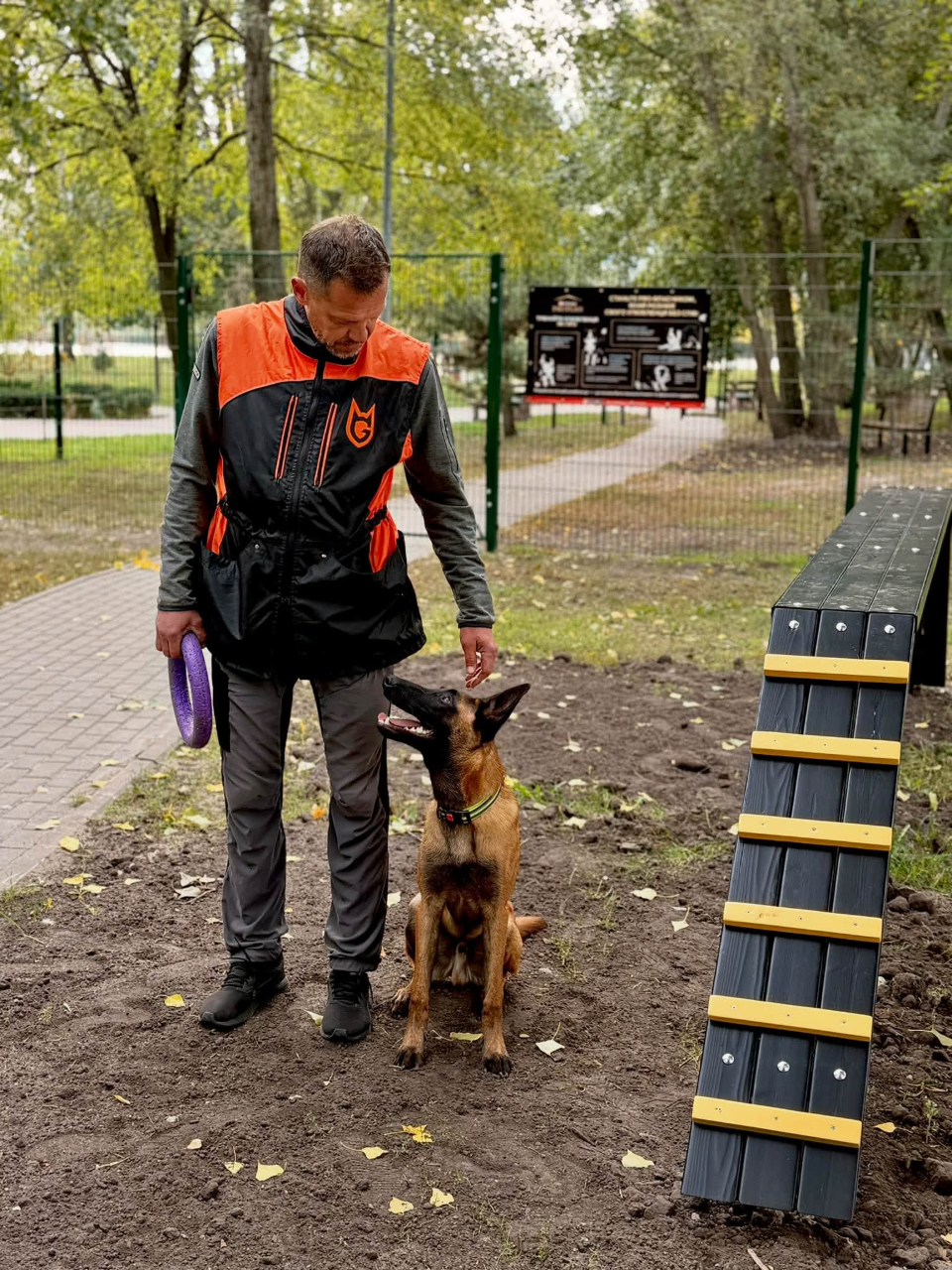 У Дніпровському районі Києва оновили майданчик для вигулу собак: фото