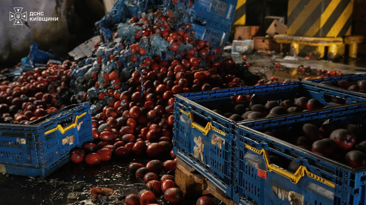 У Бучанському районі рф атакувала склади: під завалами шукають людину