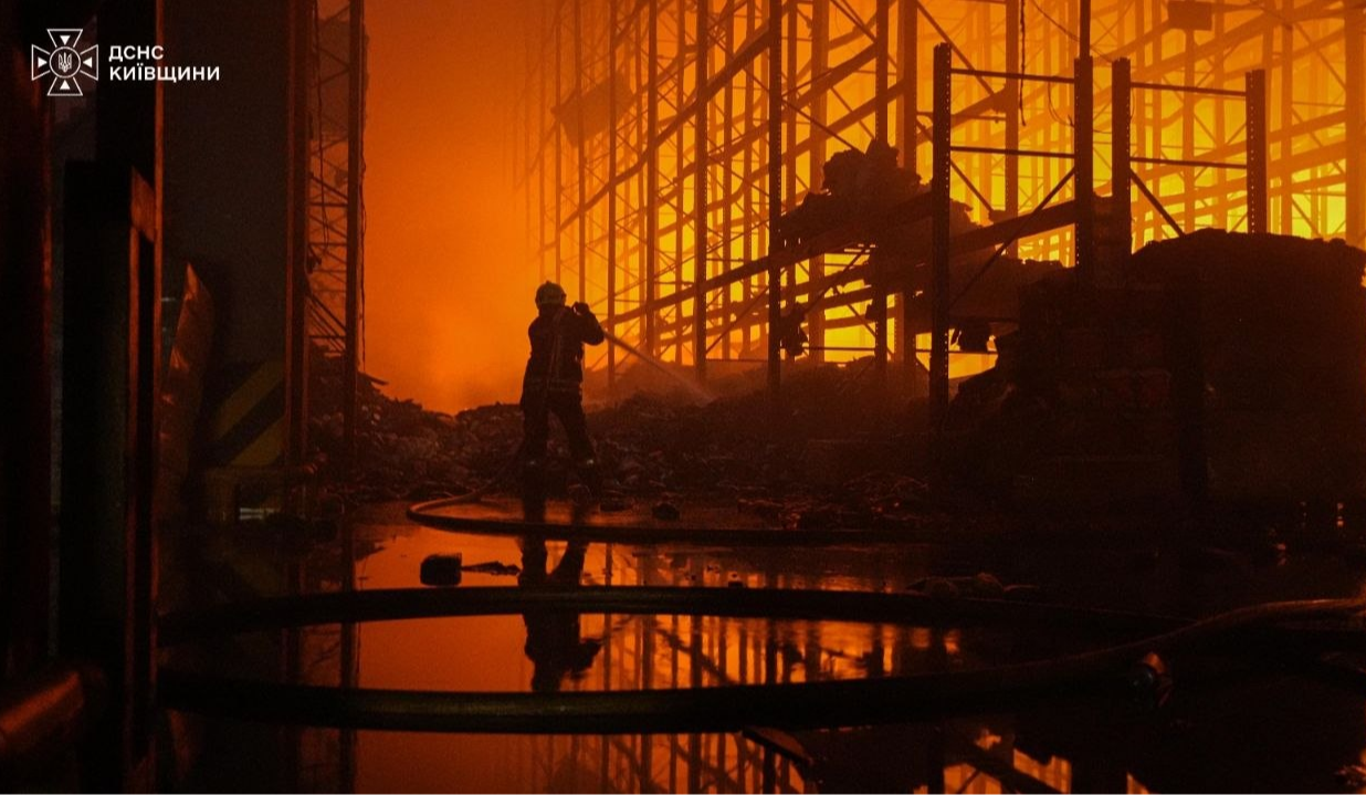 У Бучанському районі росіяни атакували склади: під завалами шукають людину