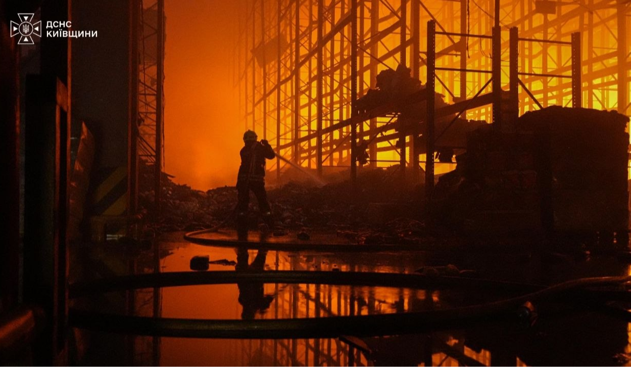 У Бучанському районі росіяни атакували склади: під завалами шукають людину