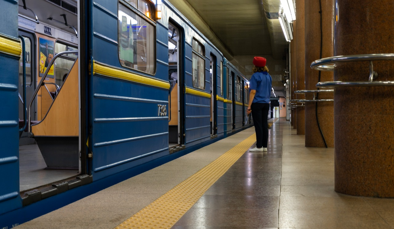 У Києві та області аварійні відключення: метро тимчасово не працює