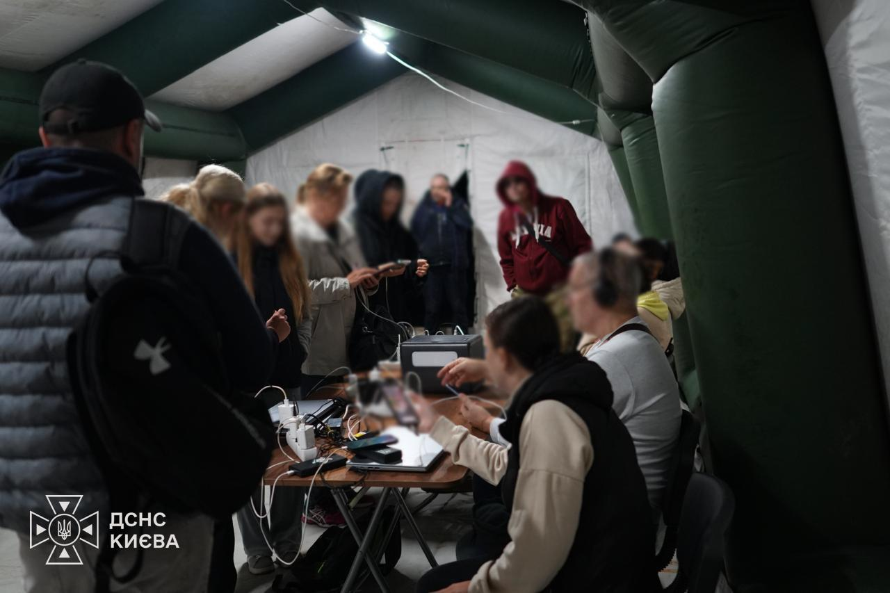 Пункти допомоги: де у Києві вже розгорнули перші намети від ДСНС