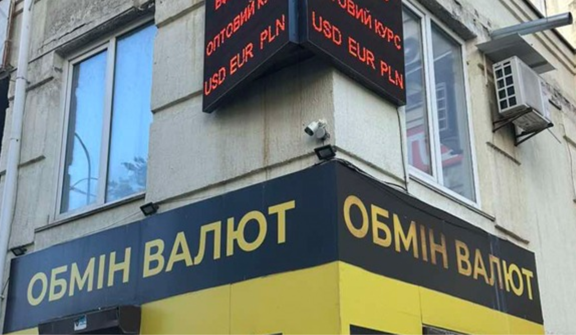 Демонтаж нелегальної реклами: де цього тижня прибиратимуть вивіски у Києві