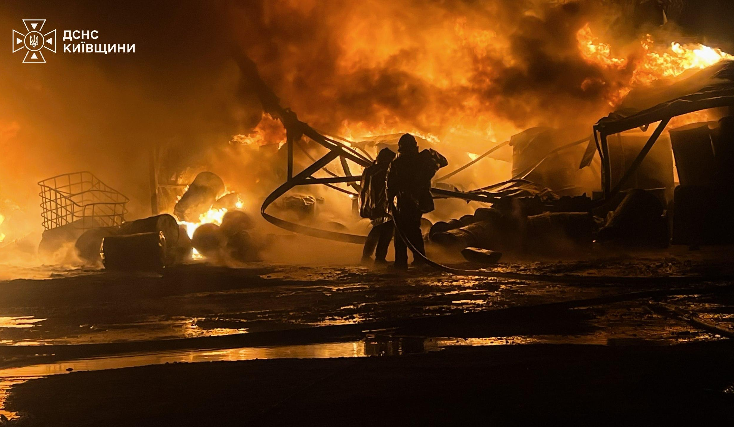 На Київщині росіяни знищили завод мастильних матеріалів: що відомо