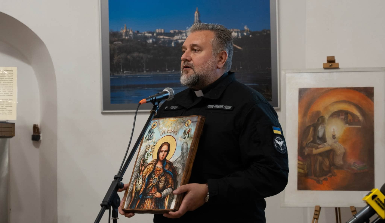 Укрпошта випустила марку до Дня військового капелана: що на ній зображено