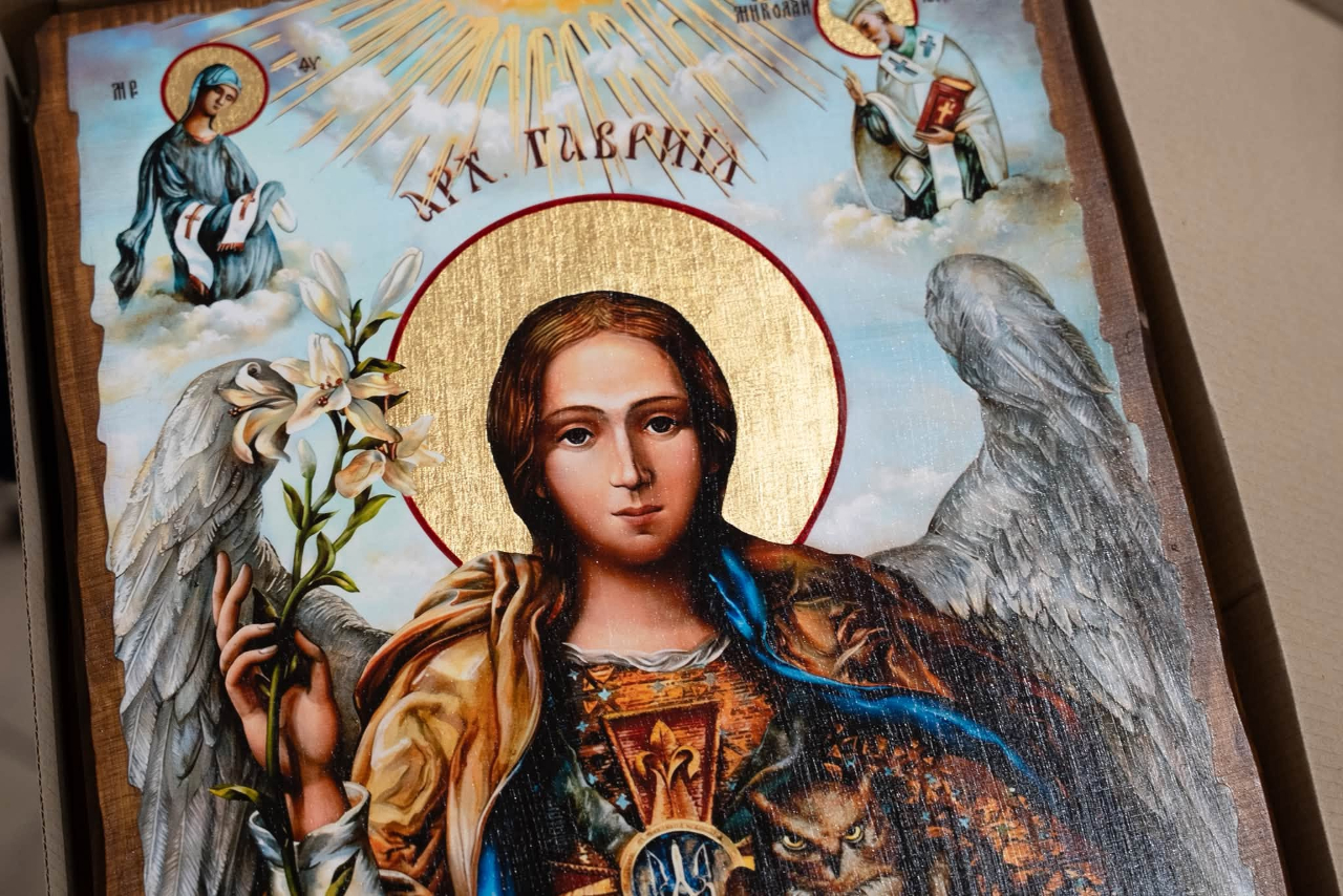 Укрпошта випустила марку до Дня військового капелана: що на ній зображено