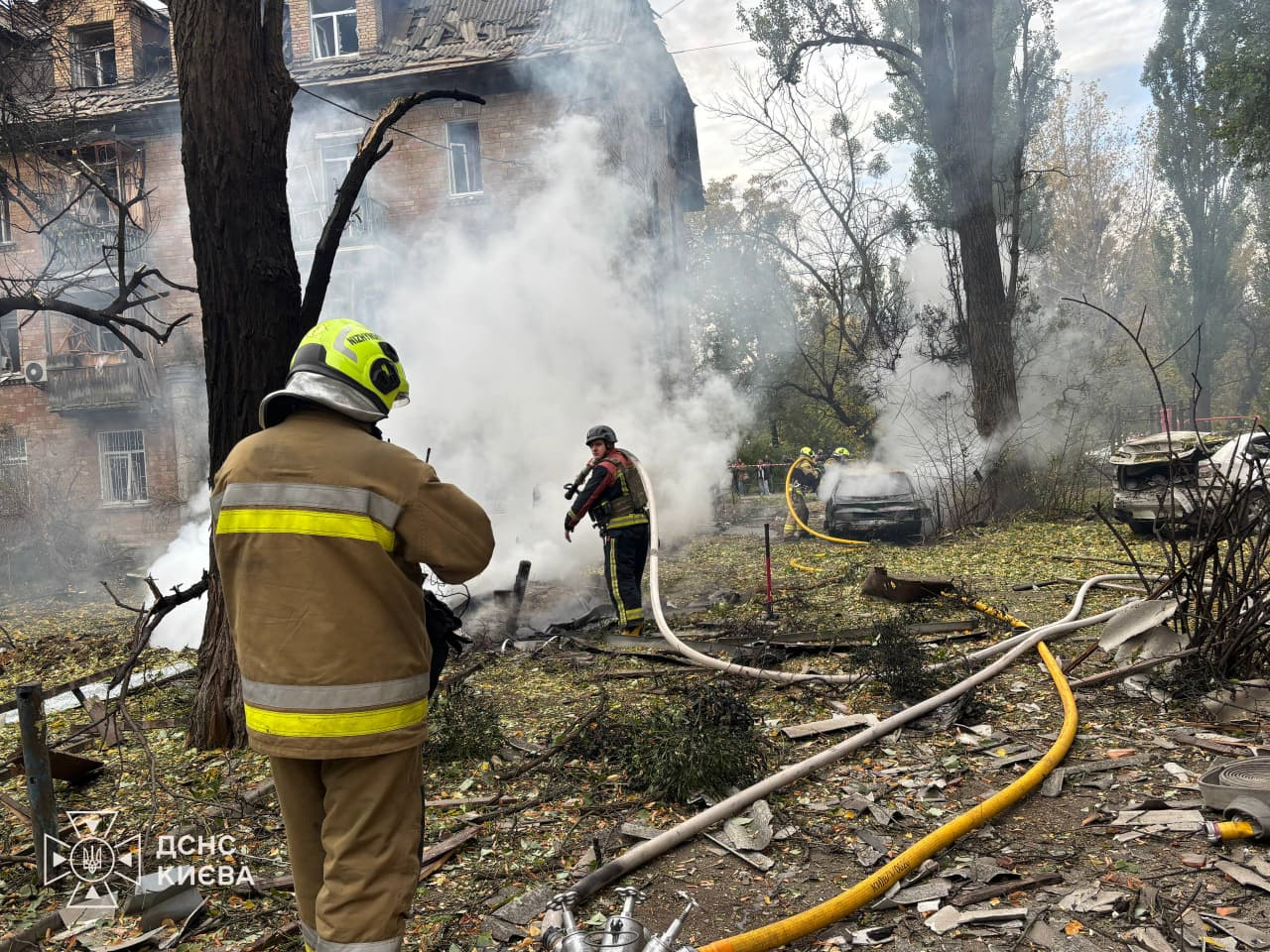 Дрон впав у дворі житлових будинків у Печерському районі Києва: фото наслідків