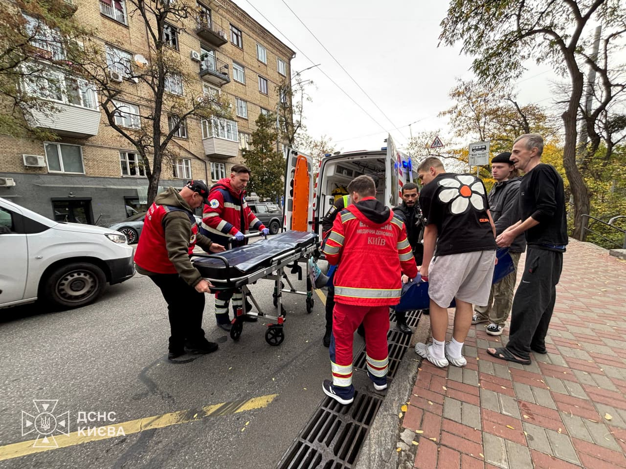 Дрон впав у дворі житлових будинків у Печерському районі Києва: фото наслідків