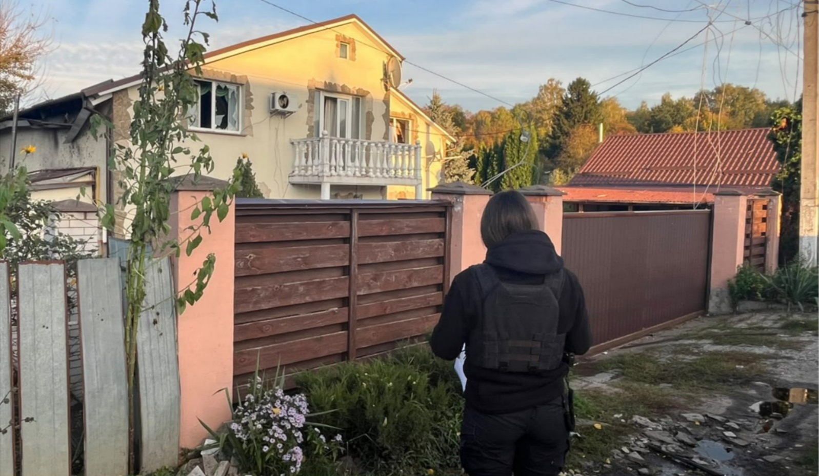 Пошкоджені приватні будинки та авто: наслідки дронових атак на Київщині