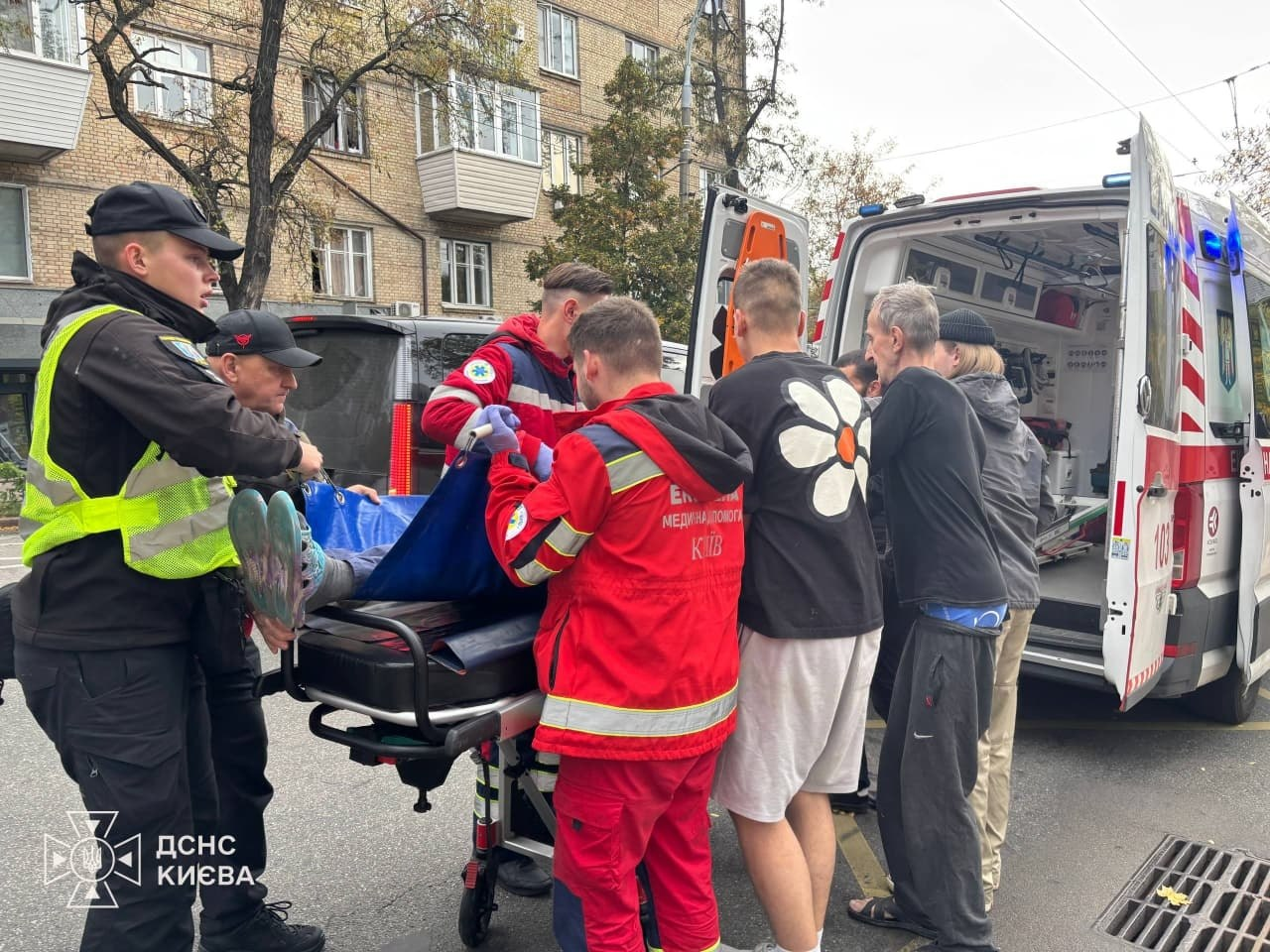Дрон впав у дворі житлових будинків у Печерському районі Києва: фото наслідків