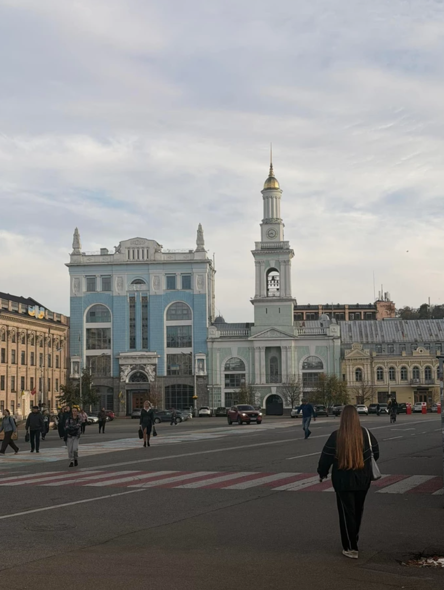 На місці колеса огляду на Контрактовій площі утворилася стихійна автостоянка