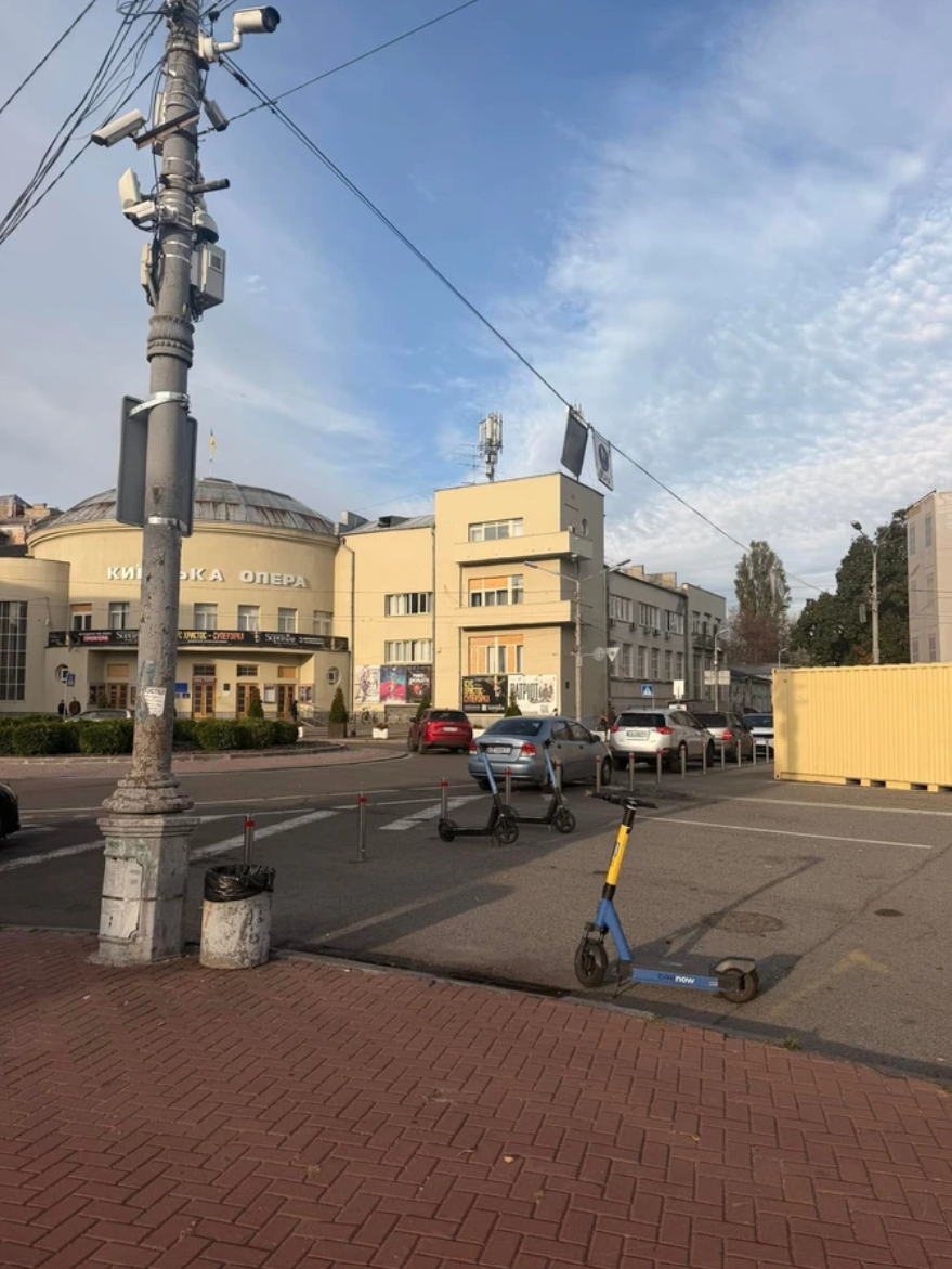 На місці колеса огляду на Контрактовій площі утворилася стихійна автостоянка