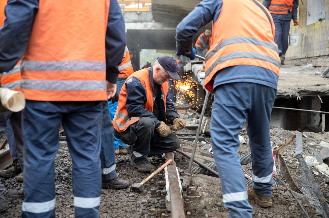 На "Чернігівській" у Києві ліквідовують наслідки атаки: коли відновлять рух