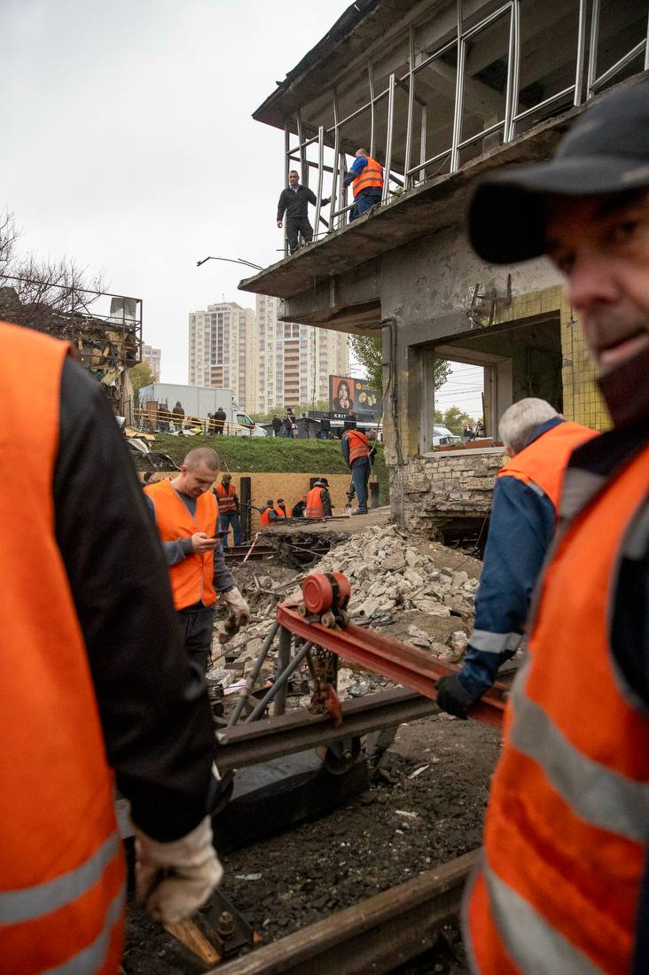 На "Чернігівській" у Києві ліквідовують наслідки атаки: коли відновлять рух