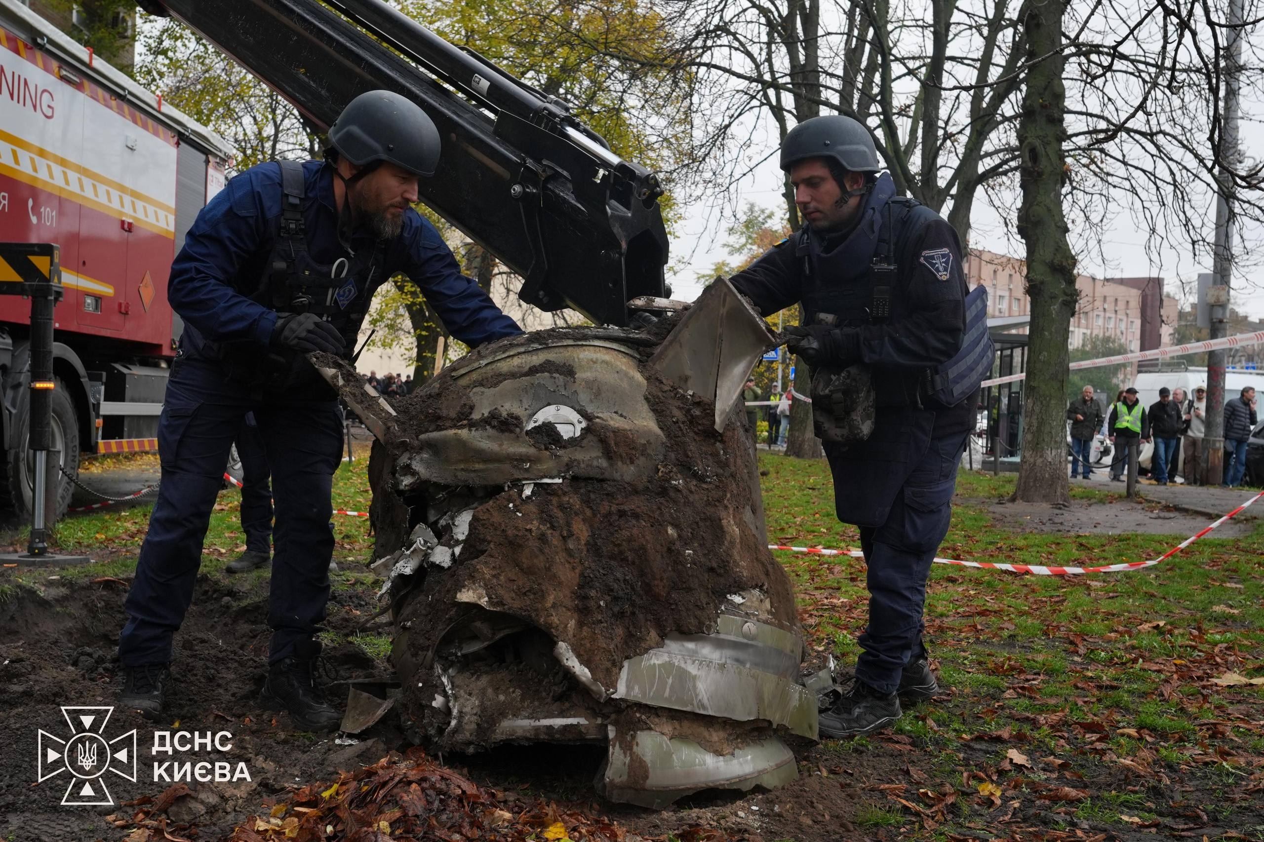 У київському дворі виявили уламки російської балістичної ракети: фото та відео