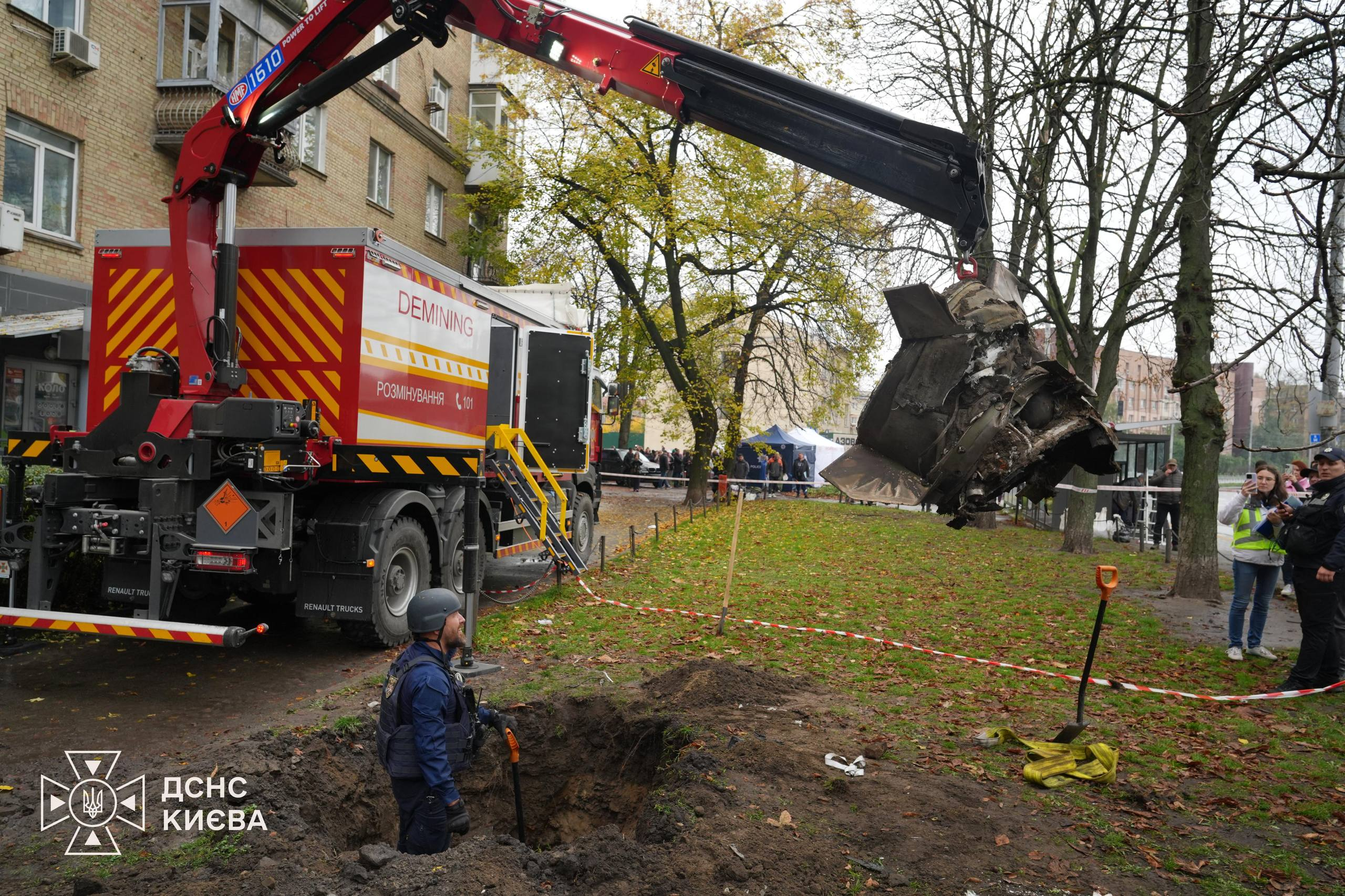 У київському дворі виявили уламки російської балістичної ракети: фото та відео