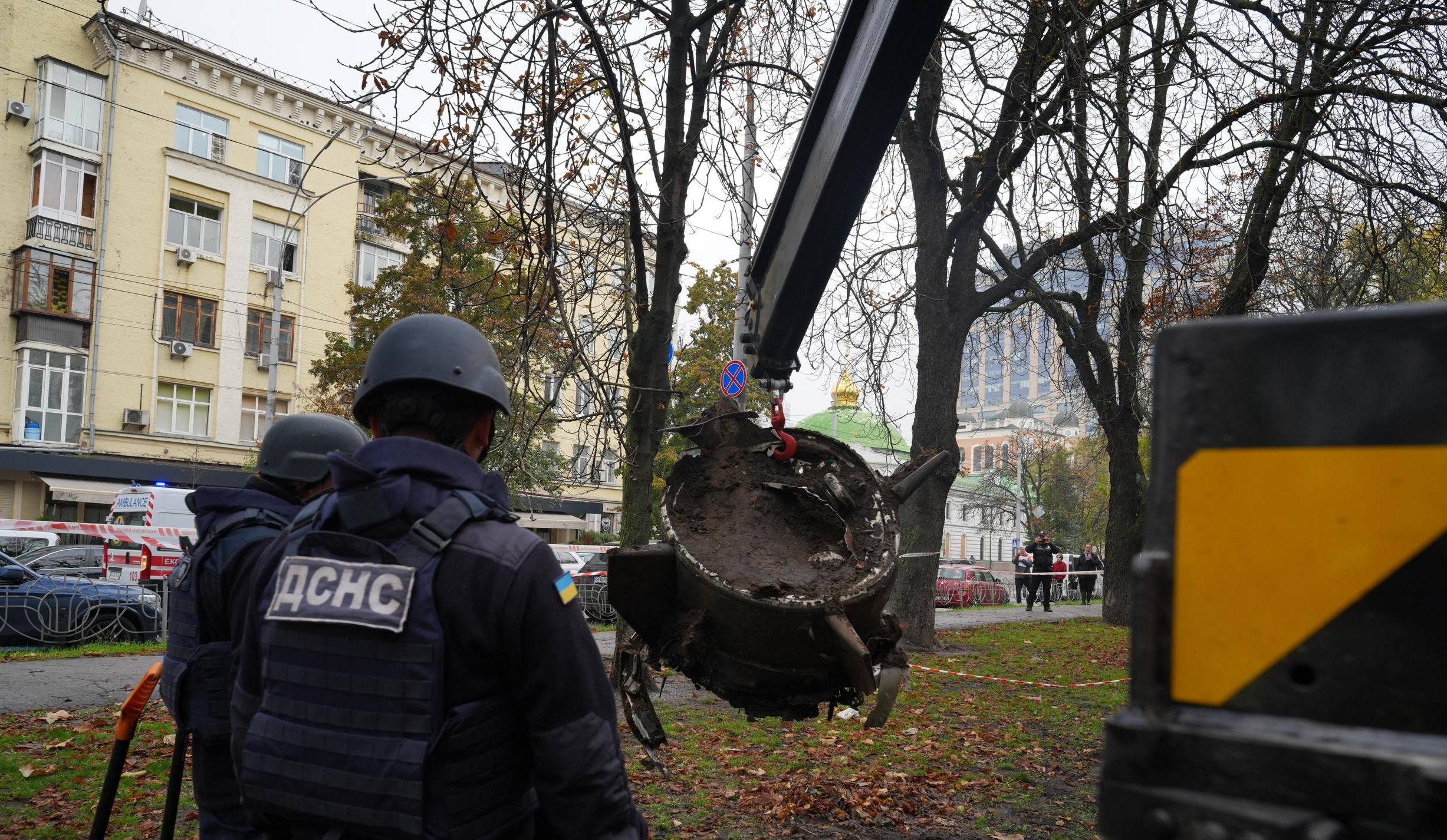 У київському дворі виявили уламки російської балістичної ракети: фото та відео