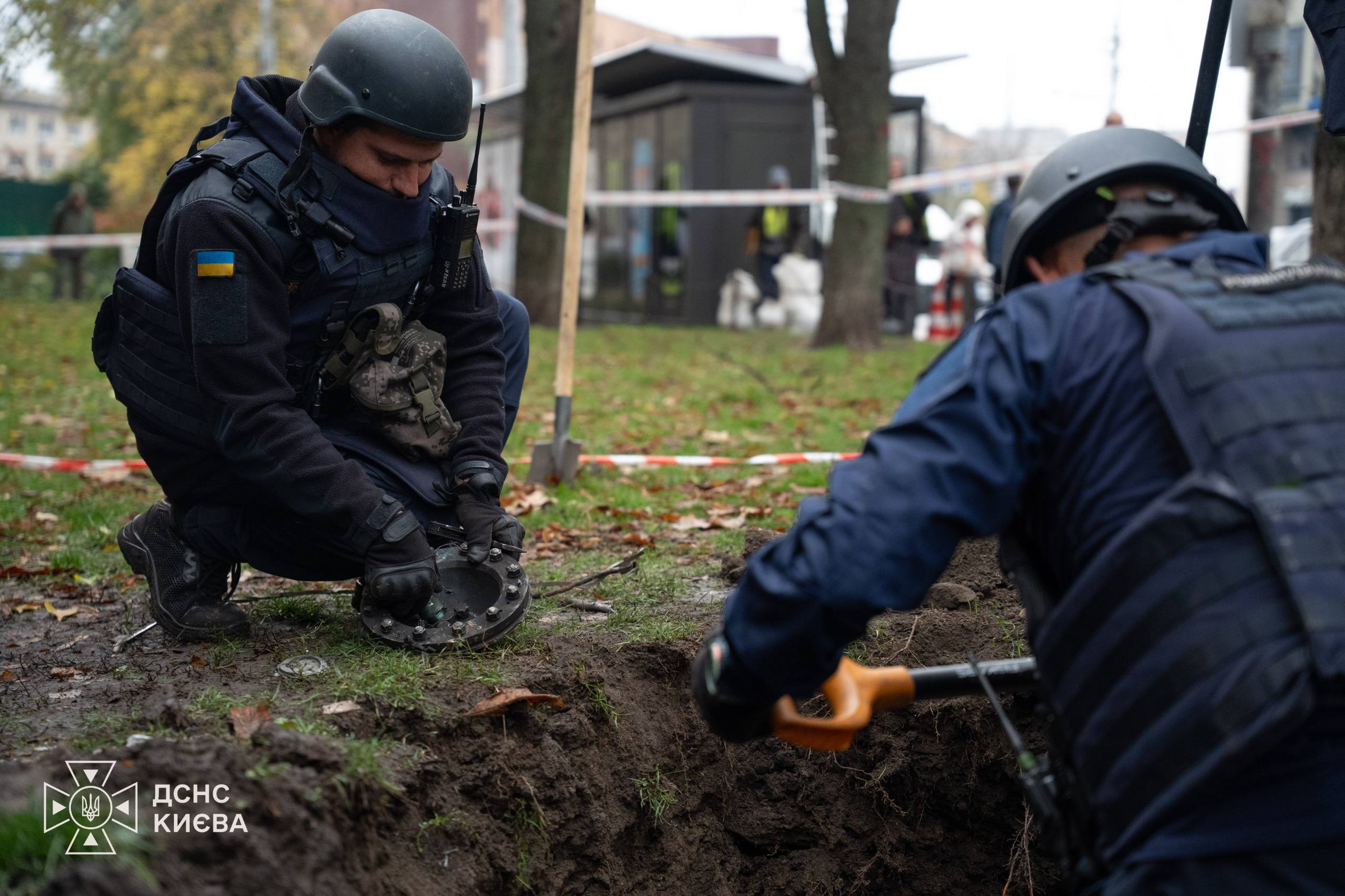 У київському дворі виявили уламки російської балістичної ракети: фото та відео