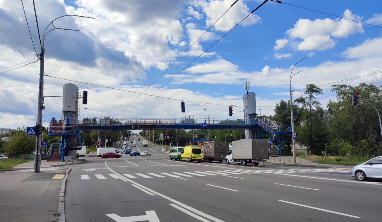 У Києві хочуть ремонтувати надземний перехід, де вже є наземний — активісти