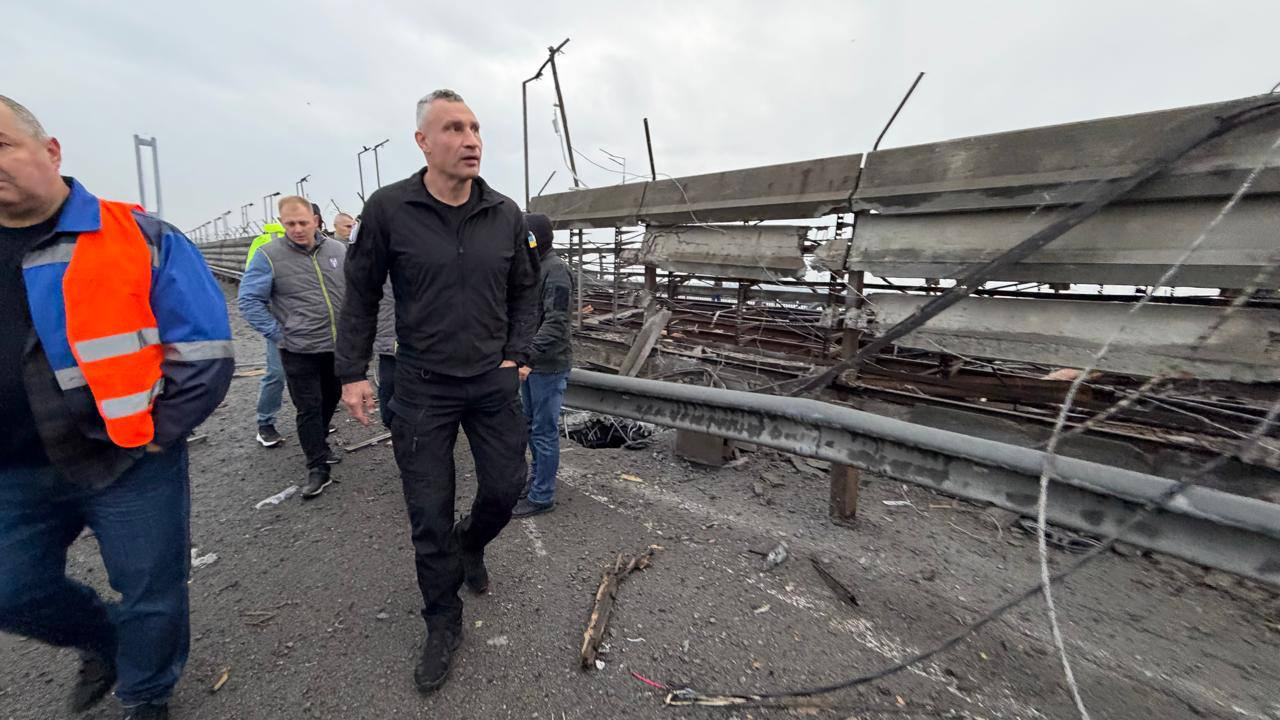 Пошкоджений Південний міст, є загибла: рф атакувала Київ балістикою