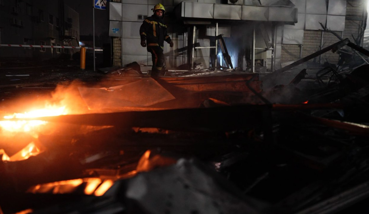 Пошкоджений Південний міст і корпус університету: Київ атакували балістикою