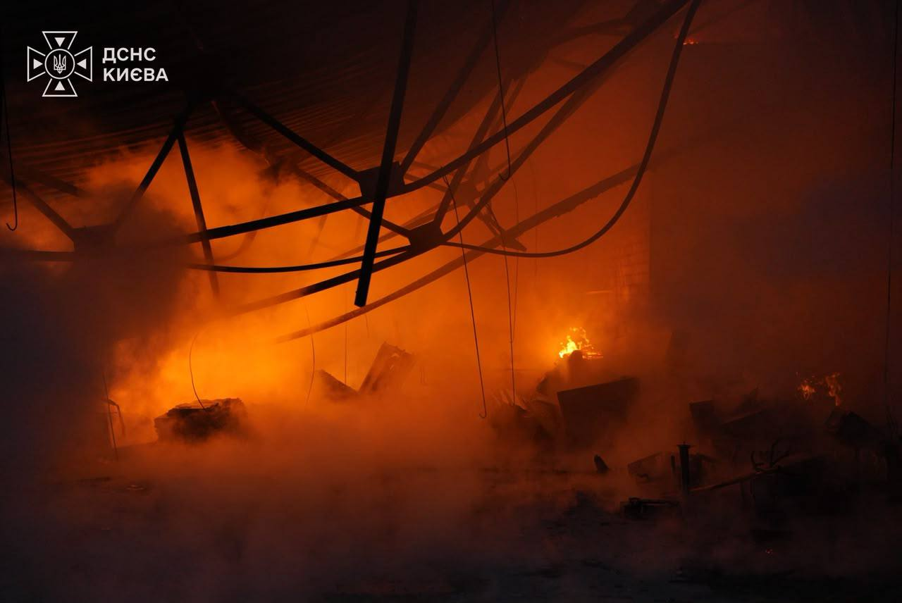 Фото: ДСНС Києва Пошкоджений Південний міст, є загибла: рф атакувала Київ балістикою