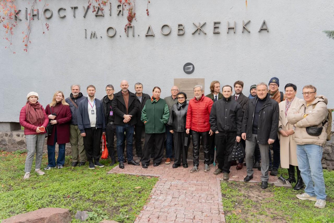 Скарб європейської кінокультури: на кіностудії Довженка у Києві відкрили пам’ятну таблицю