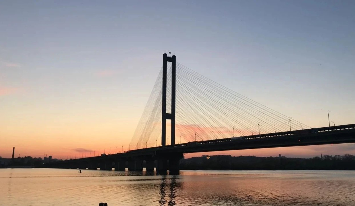 У Києві відновлюють рух транспорту Південним мостом: подробиці