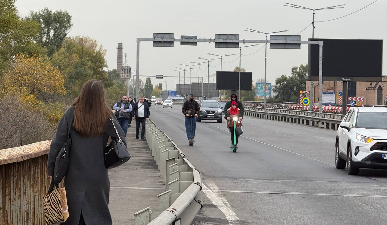Рух Південним мостом: для пішоходів і велосипедистів просять виділити смугу