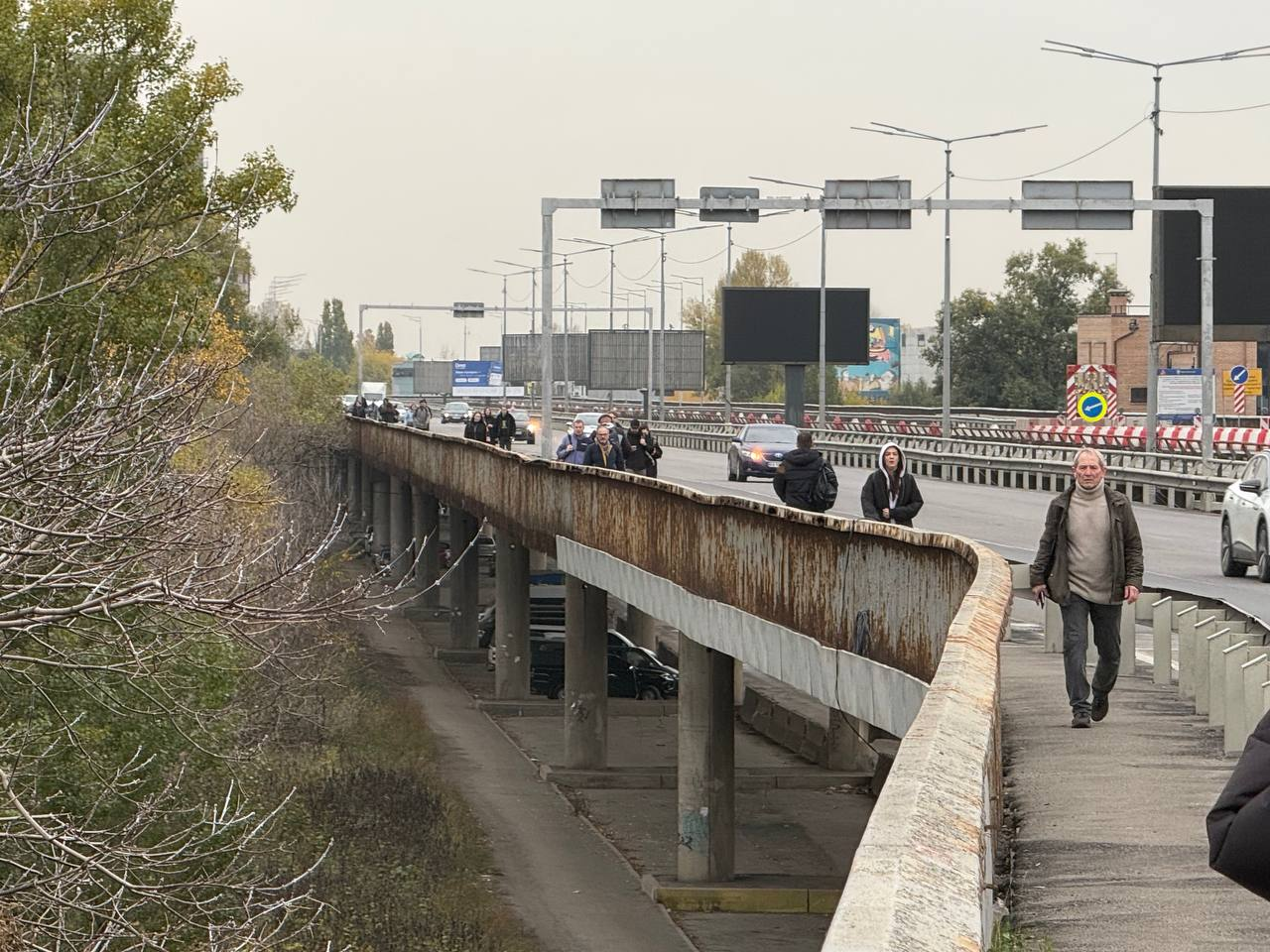 Рух Південним мостом у Києві: для пішоходів і велосипедистів просять виділити смугу
