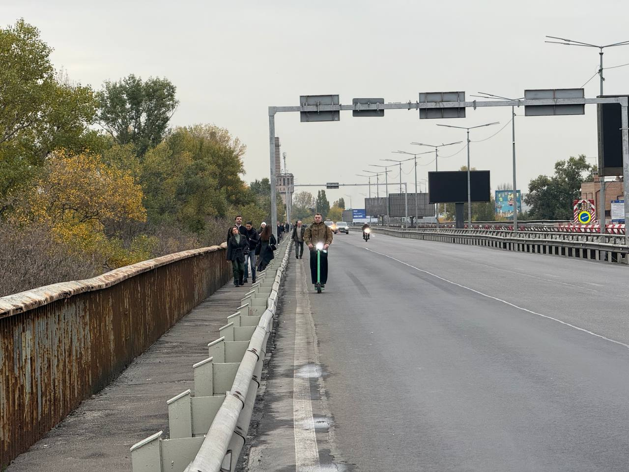 Рух Південним мостом у Києві: для пішоходів і велосипедистів просять виділити смугу