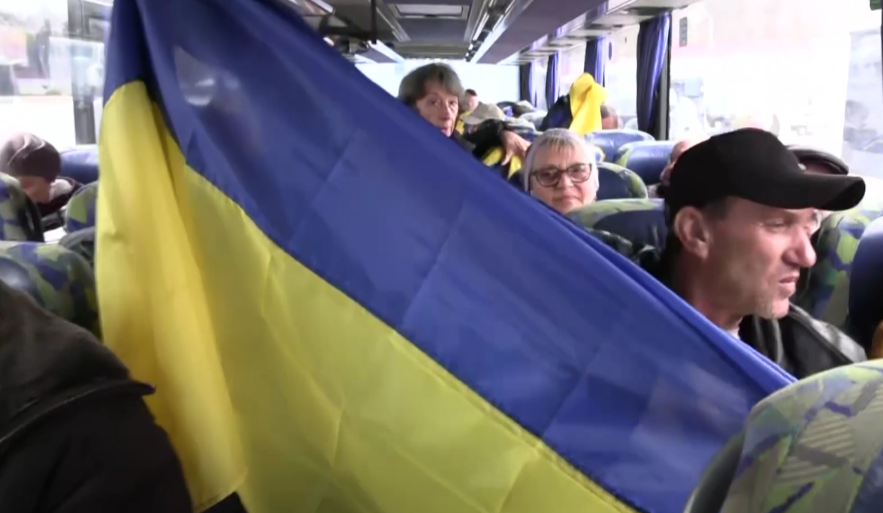 Українські громадяни з Олешків уже перетнули кордон на Чернігівщині — Зеленський