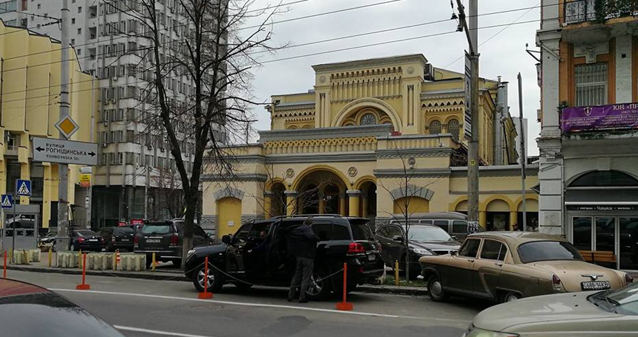 Самозахват: водитель внедорожника устроил частную парковку возле синагоги