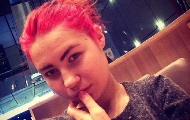 Допоможіть знайти: в Києві пропала дівчина з рожевим волоссям (фото)