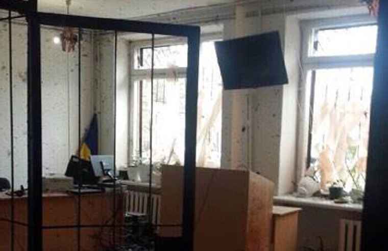 В будівлі суду на Дніпропетровщині пролунало два вибухи (фото)