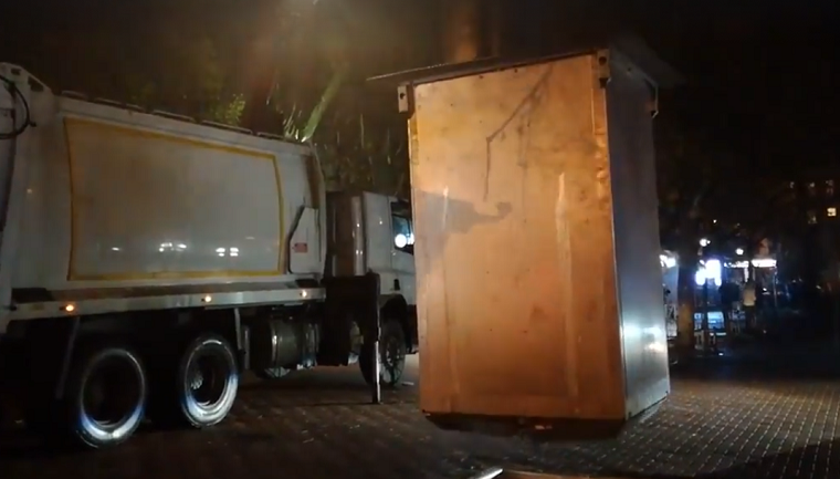 В сети показали "загадочную" выгрузку мусора из подземного контейнера (видео)