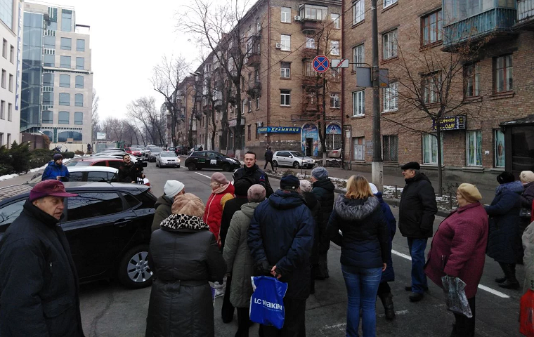 Жители Шевченковского района перекрыли улицу из-за отсутствия отопления (фото, видео)