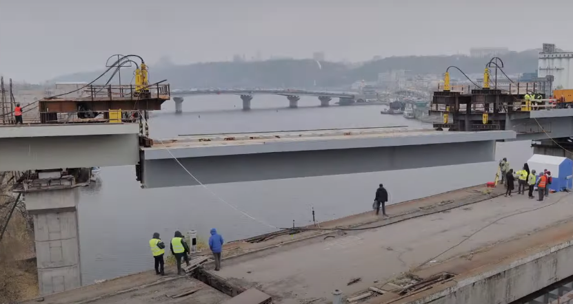 Строительство Подольского моста: рабочие завершили установку прогонов
