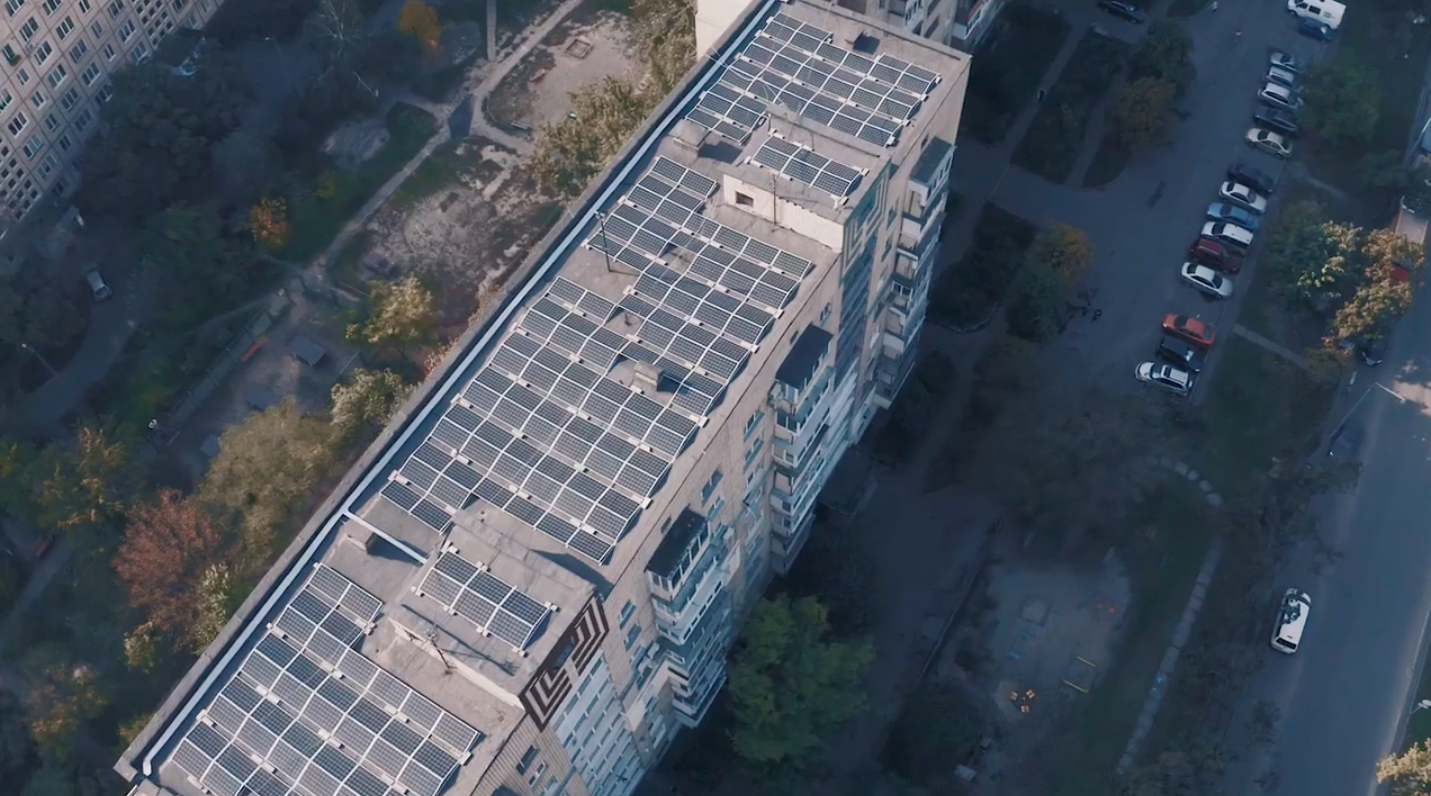 На Троещине установили солнечную электростанцию на крыше многоэтажки