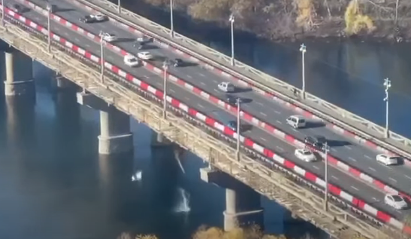В сети появилось видео «обвала» на мосту Патона: реакция «Київавтодор»